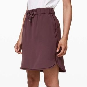 Lululemon On the Fly Cherry Cola Mauve Purple Size 6 Travel Above Knee Skirt